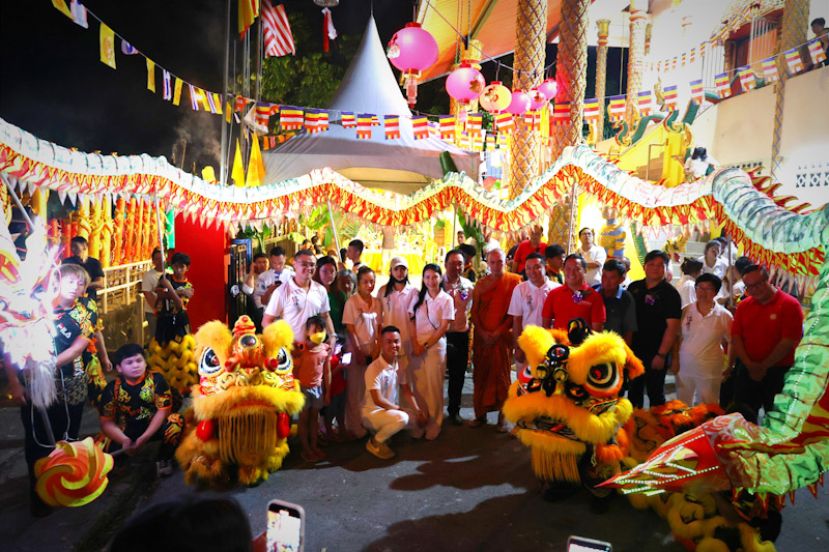 砂行动党主席兼国州议员张健仁（右8）前晚应邀出席古晋砂泰佛教会举办的四面佛宝诞千秋庆典，与众多信众一起共襄盛举，并祈愿四面佛庇佑信众及地区上的民众健康、繁荣与幸福。右5为张健仁特别助理江峰年。