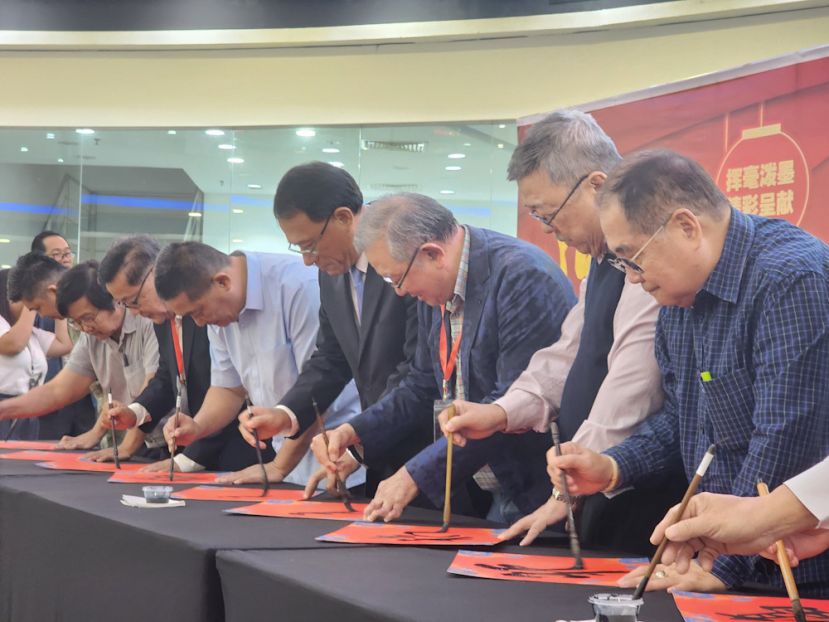 嘉宾现场挥毫为丙午马年挥春大会开幕。