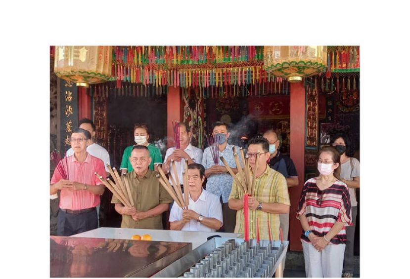 一行人在大伯公庙上香。右起分别为拿督杨莉，郑志国，蔡锦和，林传政及黄任程。