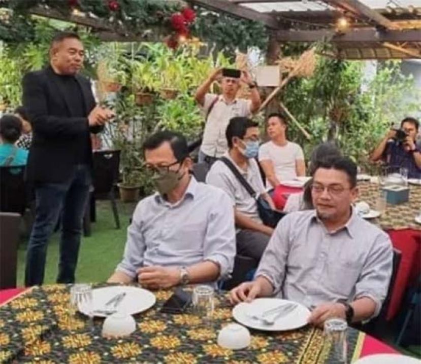 在招待会上一摄。宝腾控股有限公司副总执行员罗斯兰阿都拉（右）与销售及售后副总裁林铭通。