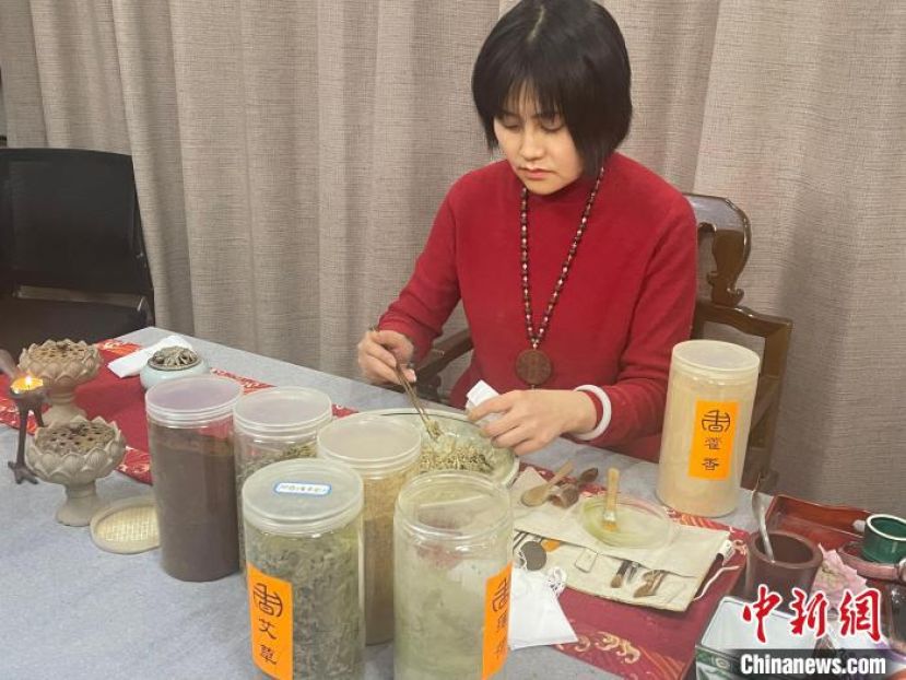 邢晓秀从罐中取出不同香料，配伍、混合研磨&hellip;&hellip;不一会儿，一个线香包就做好了。　