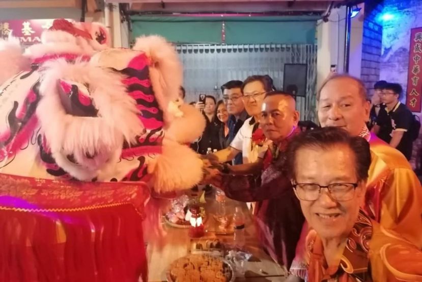  庆典筹委主席甲必丹林传政（右3起）、主宾薛华东共同由表演南师口中接过采青；右起为本固鲁陈兴枝、筹委秘书孙守生。