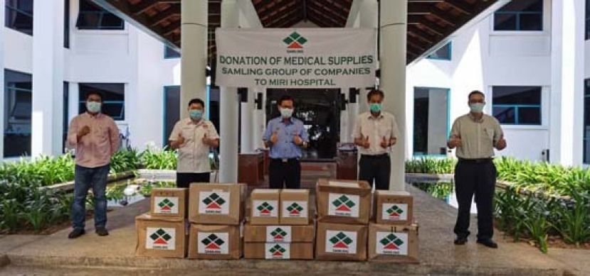 拿督李景胜(中)代表三林集团移交呼吸辅助器给美里中央医院院长黄修儒(左2)。右2三林集团首席运营官何炎光。