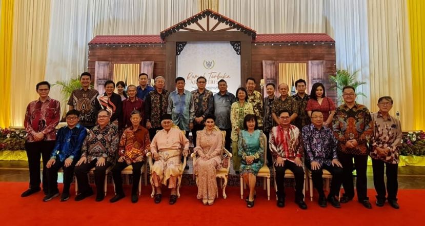 前坐左起民都鲁中总会长兼砂中总署理会长江昌文、砂中总副会长拿督黄国辉及会长拿督陈日枝、砂州元首敦丕显斯里阿都泰益玛目、元首后拉嘉古迪泰益以及前右起总秘书拿督蔡文铎、副会长拿督吴标生及陈日枝夫人拿汀张宝娇及理事们，在贺年后的一张大合照。