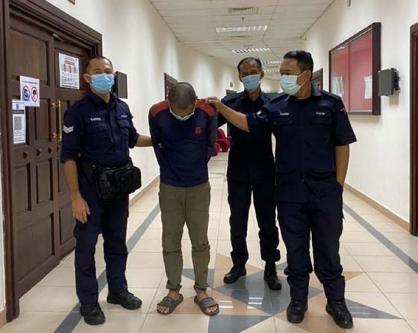 被告面对判决后准备离开法庭时摄。