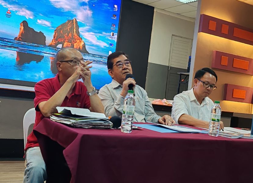 砂拉越星座诗社主席黄泽荣在大会上致辞、右为文书蔡集淞（蔡羽）、左为财政陈浩煌。