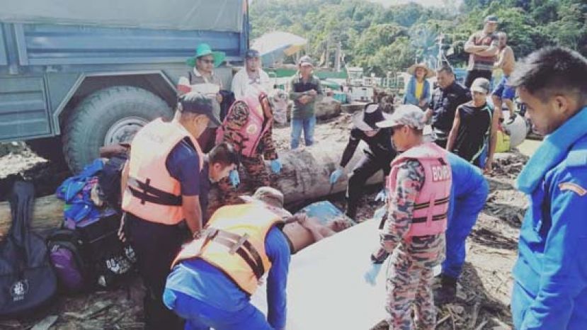 拯救人员准备将打捞上岸的遗体置入尸袋。