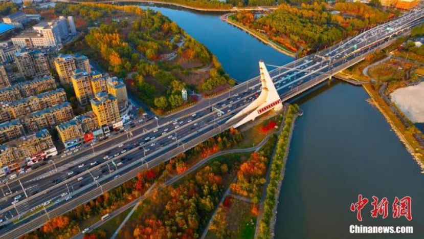 长春市南三环伊通河畔秋景。