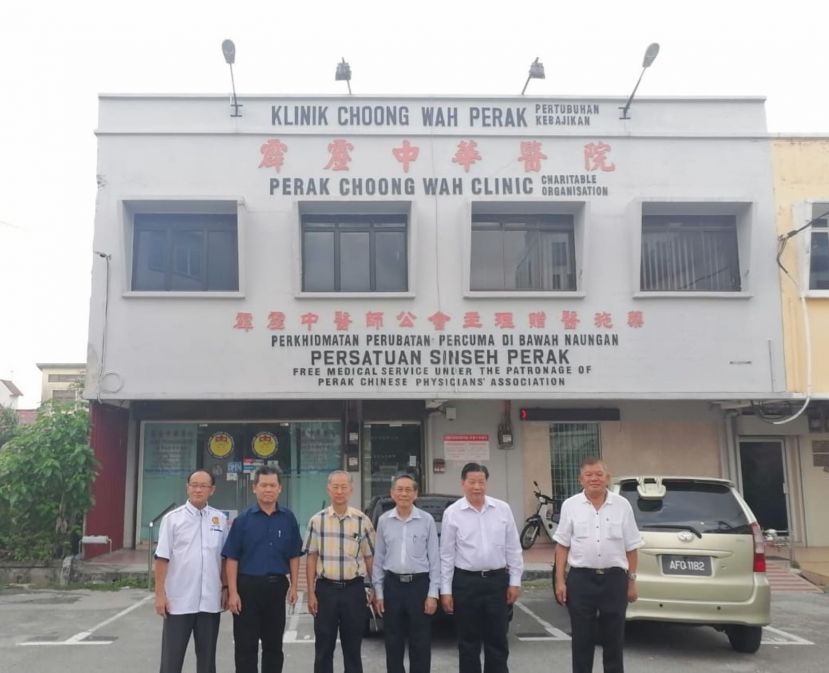 霹雳中华医院院长丘鉴兴（左2）亲自主持义诊；右起为砂医总会长江宗兴、霹雳中医师公会会长梁德成、吴瑞晋副院长；霹雳针灸学会总务李志伟。