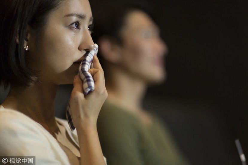 最新研究指出，人类的眼泪含有化学信号，能降低与侵略行动有关的大脑活动。