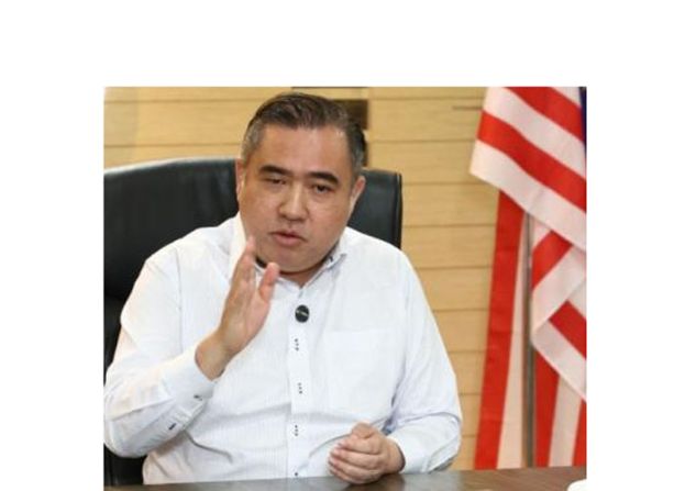 交通部长陆兆福。