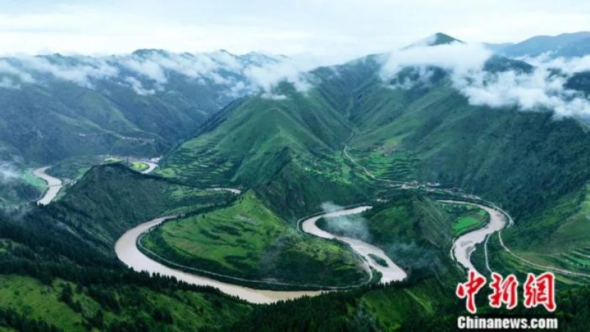 青海省果洛州，三江源国家公园美景。