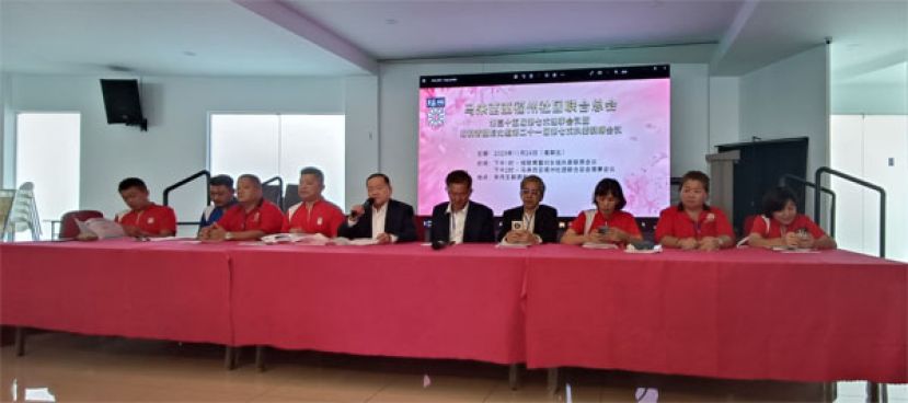 榕联青及妇女组联席会议进行时摄。右六为总会长拿督斯里刘为强太平局绅。