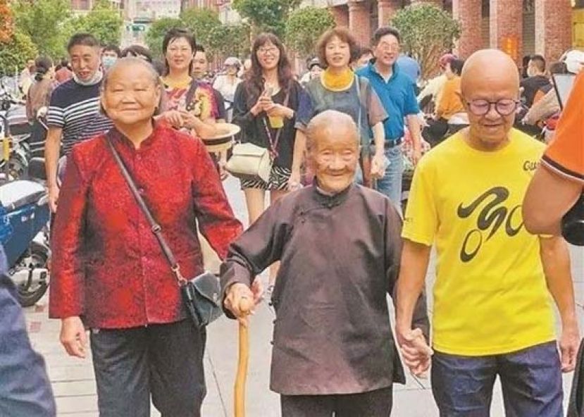 110岁妈妈牵80岁儿逛街，羡煞众人街头追寿星求合照。