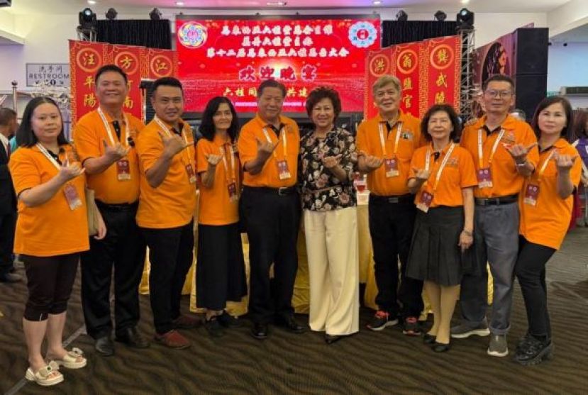  中砂六桂堂宗亲会主席江宗兴伉俪（右6及右7）与副主席洪荣裕（右4）于日前（9日）赴关丹参与关丹六桂堂宗亲会所主办第十二届马来西亚六桂恳亲大会，受到庆典工委会主席兼关丹六桂堂主席拿督江瑞云（右5）及筹委欢迎，体现全马六桂一家亲的精神；有关恳亲大会是在4月9日至11日一连3天进行。