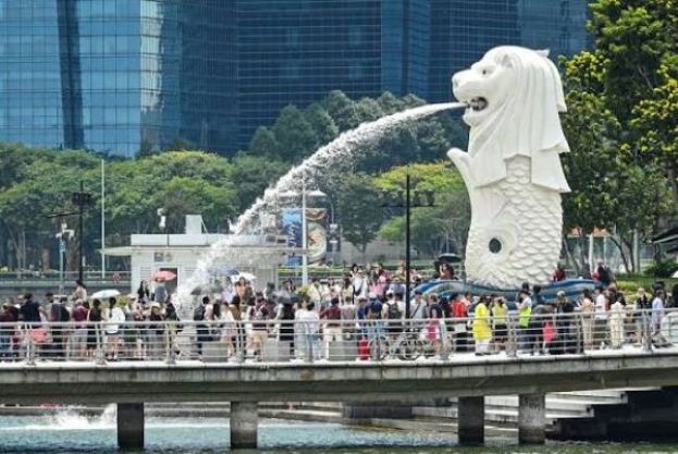  游客在泰国曼谷游览卧佛寺。