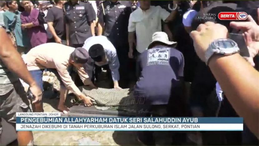 沙拉胡丁阿育的遗体是于今日上午11时40分左右抵达马来墓园，并入土为安。