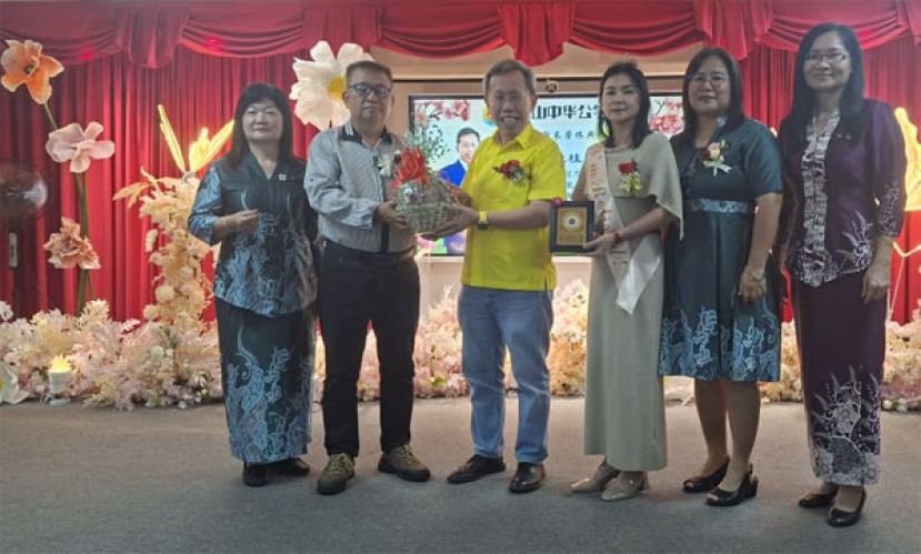 尖山中华公学校董会主席郑和健(左二)颁发纪念品砂副总理沈桂贤(左三)时影。右三为尖山中公校长杨小慧； 右一为副校长田美玲；左一为副校长赖赛玉。
