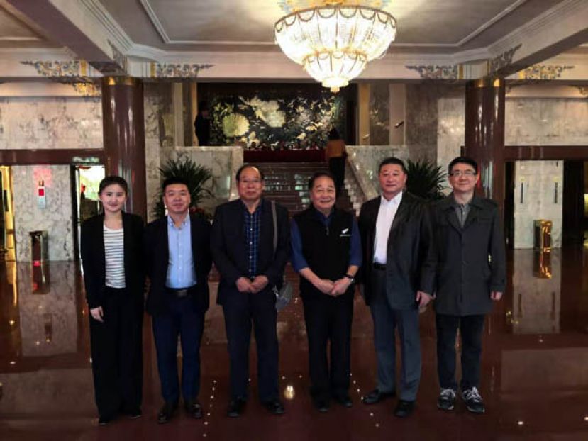  拿督斯里黄順舸(左四)在北京会见中国农业大学农业规划科学研究所技术总裁孟繁锡教授(左三)及项目开发事业部总经理米志强(左二)等人。