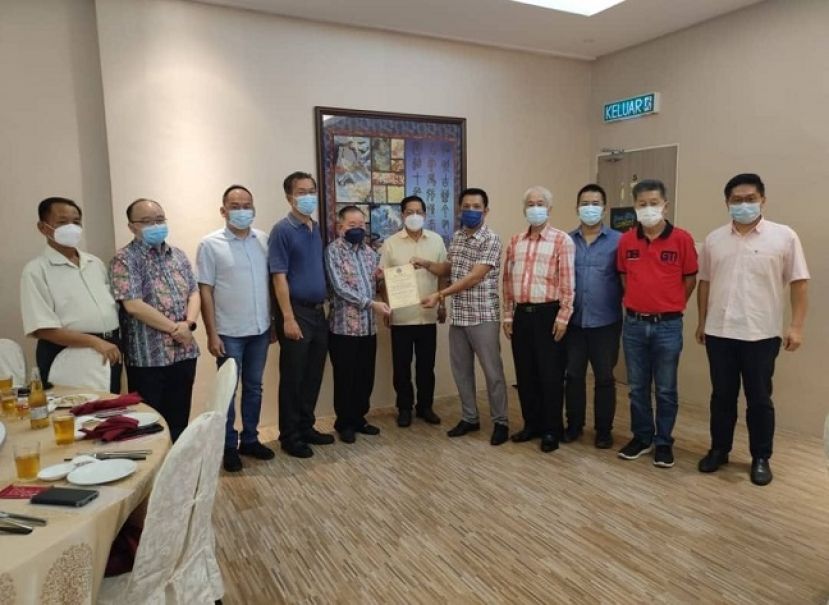 在古晋华人最高社区领袖天猛公拿督陈如飞(左六)及哥打圣淘沙区州议员叶耀星(左四)见证下，奔驰野狼爱心俱乐部主席蔡传伟(左七)颁发捐赠感谢状给予拿督斯里刘为强(左五)。左起为甲必丹陈奂荣、甲必丹拿督刘思乐及拿督龚财兴；右起为紫辉阁阁长蔡岷谷、奔驰野狼爱心俱乐部副主席黄理平、财政魏建成及秘书本固鲁田新华。