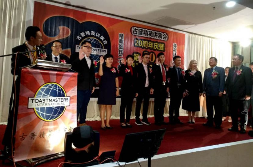 拿督邓伦奇(右二)见证古晋精英讲演会新届理事宣誓就职。  &nbsp;