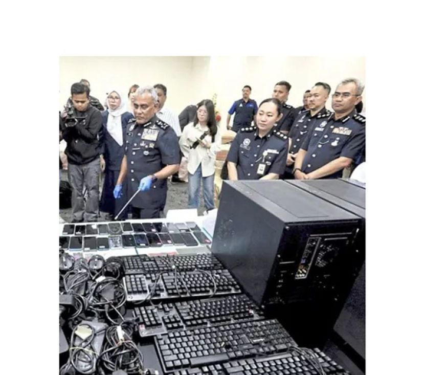 拿督斯里南利展示所取获的物品。