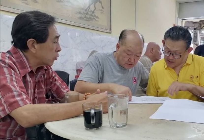 砂同心善堂主席黄国远（中）向薛华东（右）汇报将在本周五办平安之家布施及为居留老人中医义诊事宜。左为该善堂执行秘书陈惠生。