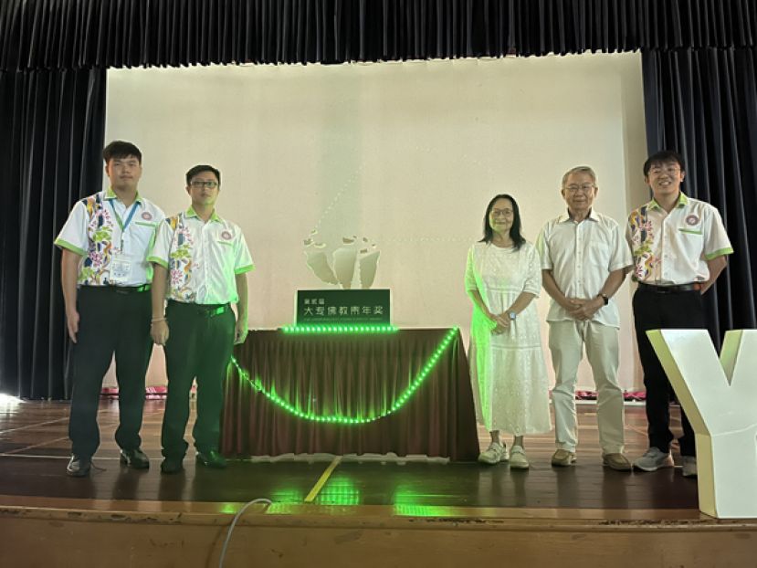 第二届佛教大专青年奖开幕仪式合照。左一起为黄伟圣、杨桂荣、拿督江雪霞局绅、陈金赐以及杨桂荣。