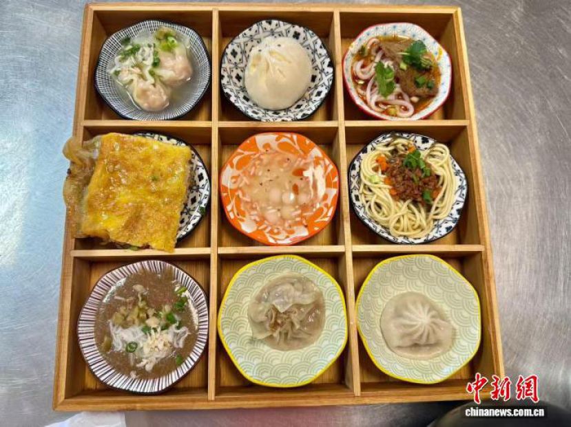 武汉一家餐厅推出的&ldquo;九宫格过早&rdquo;拼盘。