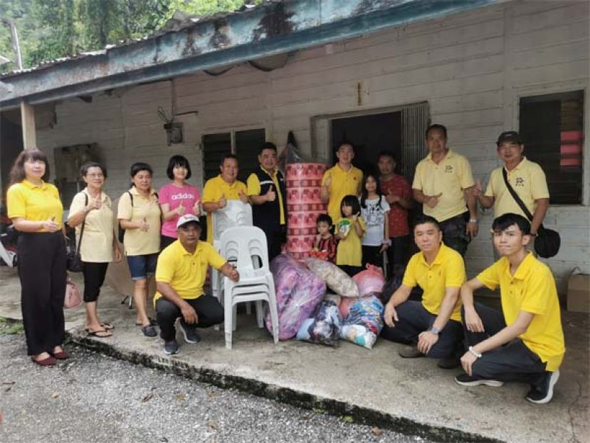 砂拉越石隆门支部关怀行动，为贫困家庭送上急需品。