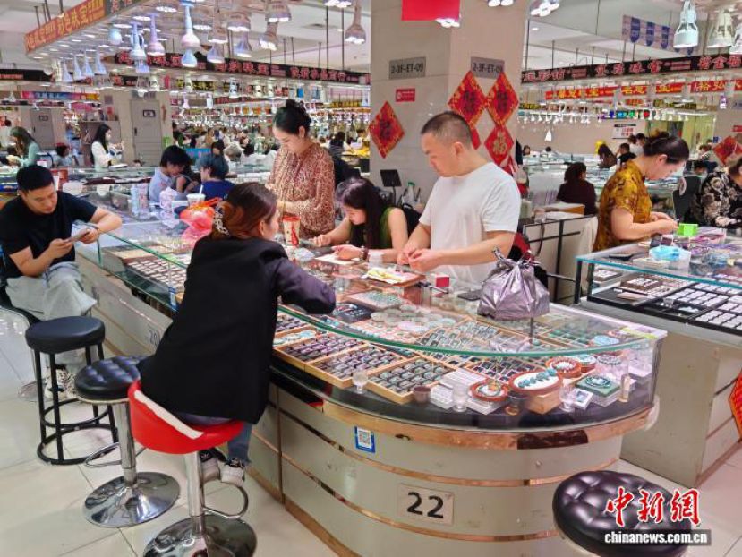 东海水晶城展柜区。