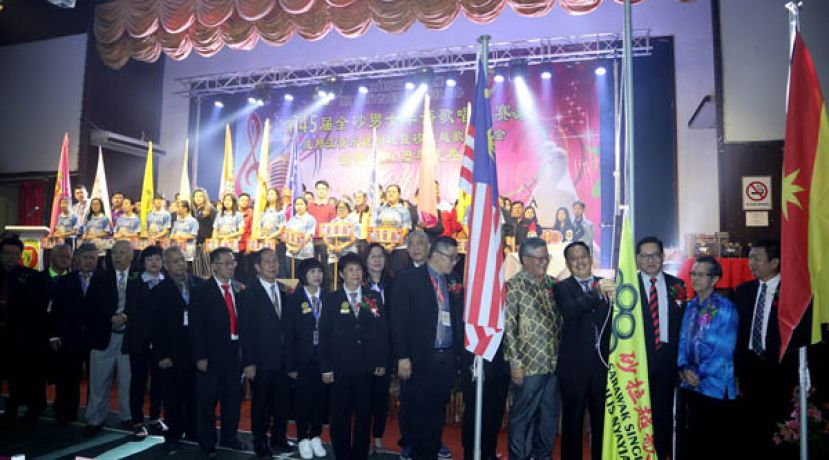 在众人的陪同之下，主宾拿督黄天明（右4）主持升旗礼。右起分别；为刘本俊、本固鲁陈兴枝、拿督吴标生博士、拿督黄敬鸿。