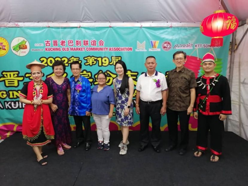  &ldquo;古晋缤纷文化庆中秋&rdquo;庆典筹委主席甲必丹林传政（右2起），顾问薛华东、司仪薛慧雯律师、沈薇利博士与主宾本固鲁陈兴枝伉俪等人合影。