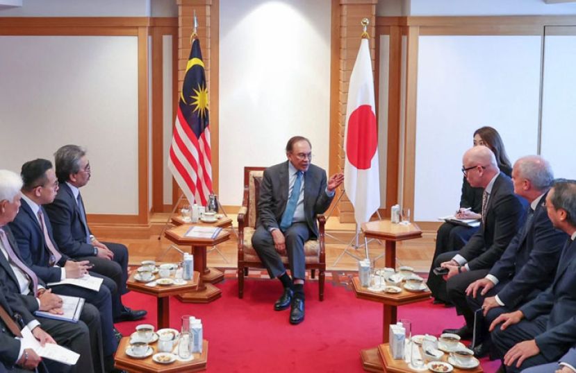 首相安华（中）与日本工商界领袖举行会议。