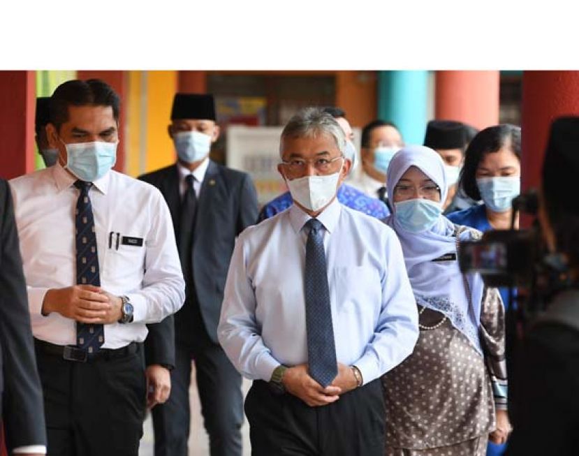 苏丹阿都拉陛下（中）前往特殊班级，观看缝纫班的老师如何透过网络上课。