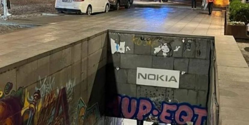 女子边走边拍视频，失足坠地下道重创身亡。
