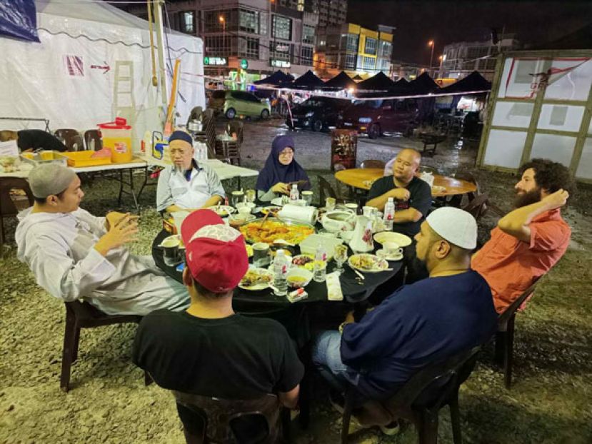 (左起) 法兹鲁丁，阿都拉欣和其他工作人员进行开斋。