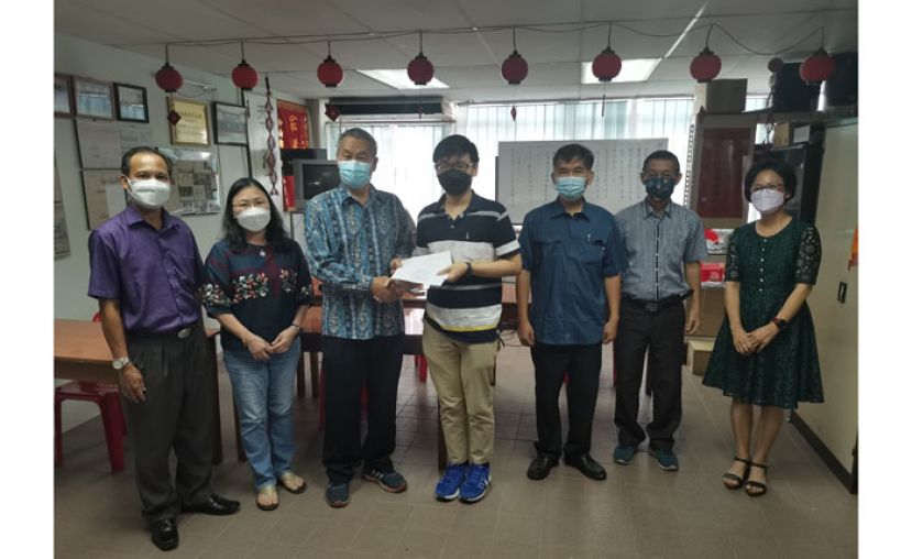 卸任会长邓子庆（左三）颁发奖励金予一得奖会员子女时摄。左起为邓云星（金旁）及邓群娇，右起则分别是邓昭华、邓海天及邓秋堂。