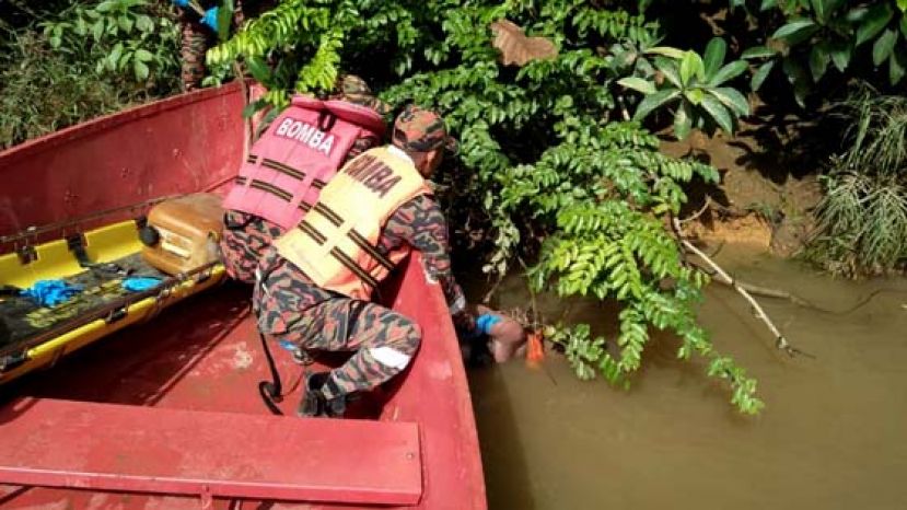 林梦消拯人员发现死者浮尸后准备打捞上船。