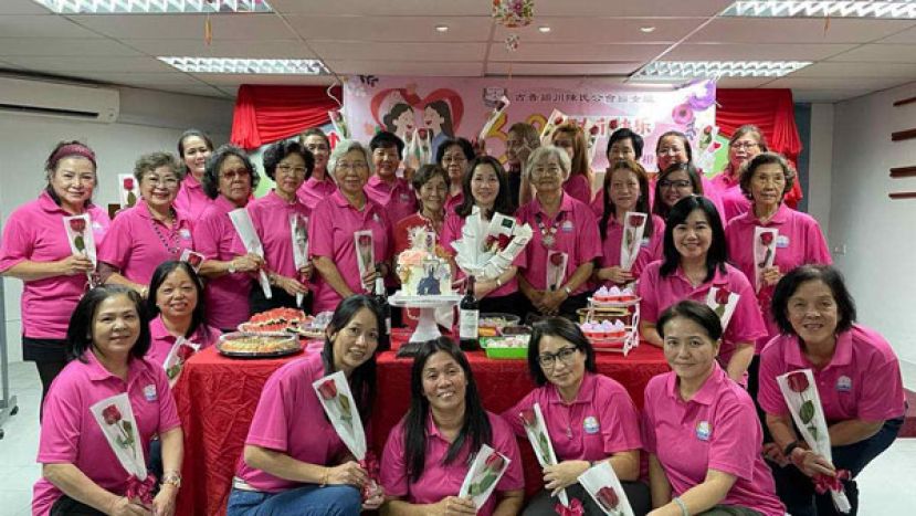 古晋颍川陈妇组主办的“38妇女节”庆祝活动上，出席的女性们领花后开心合影。