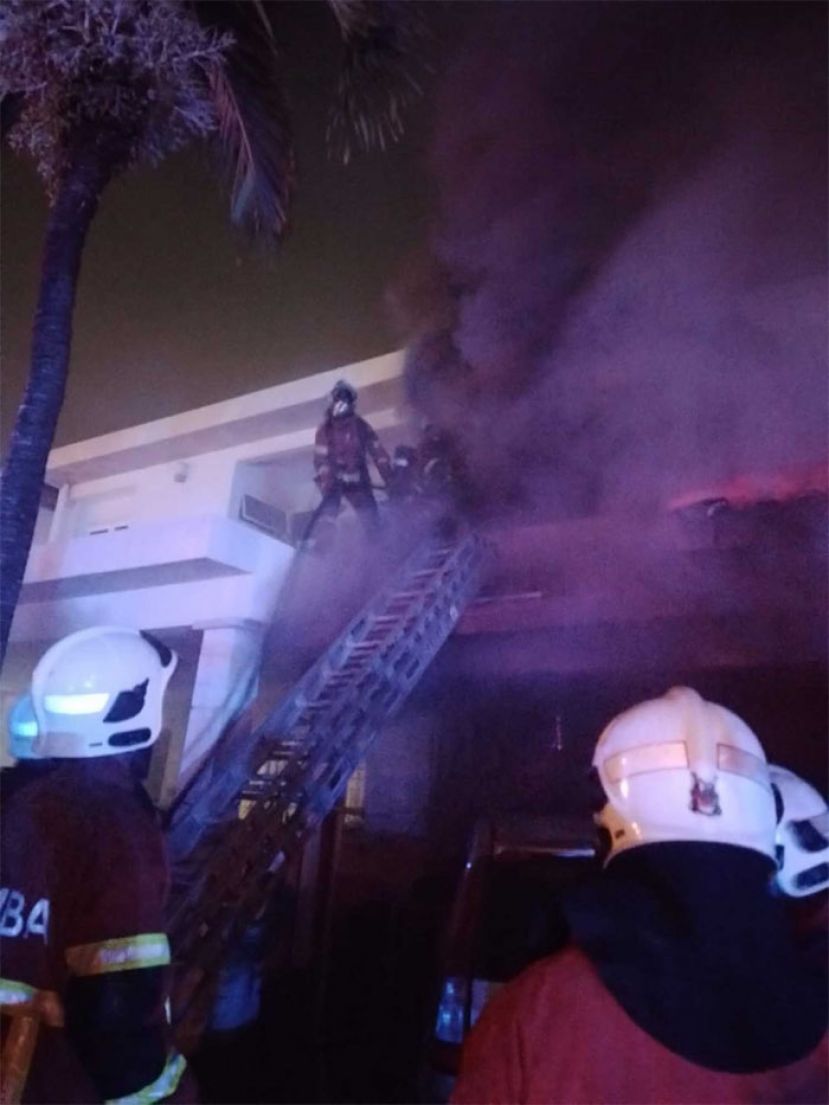 双层排屋失火1家3口受困 少女获救夫妇葬身火海