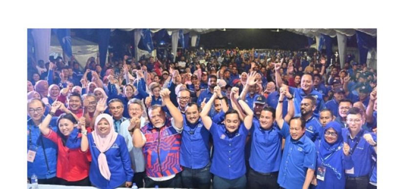 国阵领袖为在马哥打州议席补选中告捷而欢呼。