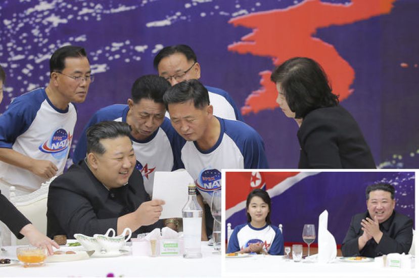 ●庆功宴全场穿著运动服模样宛如《鱿鱼游戏》。小图为金正恩带著女儿金主爱出席。