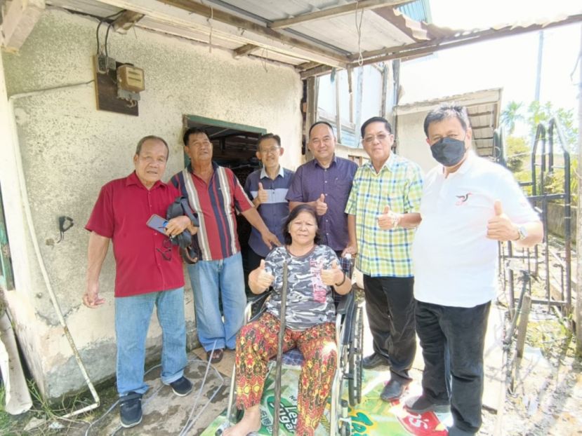天猛公陈如飞（右2起）与其服务团队拿督龚财兴、人联党中央副主席薛华东移交轮椅给不良于行妇女。