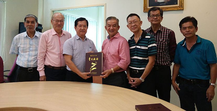 潘公子孙后裔代表本曼查李祥禾（左三）在揭西县灰寨镇《古竹溪陇西李氏族谱》古晋联络人李福安（左二）及多位宗亲的见证下，移交揭西县灰寨镇《古竹溪陇西李氏族谱》给砂拉越李氏公会会长李伟城（中），作为该会李华安族谱馆的收藏。