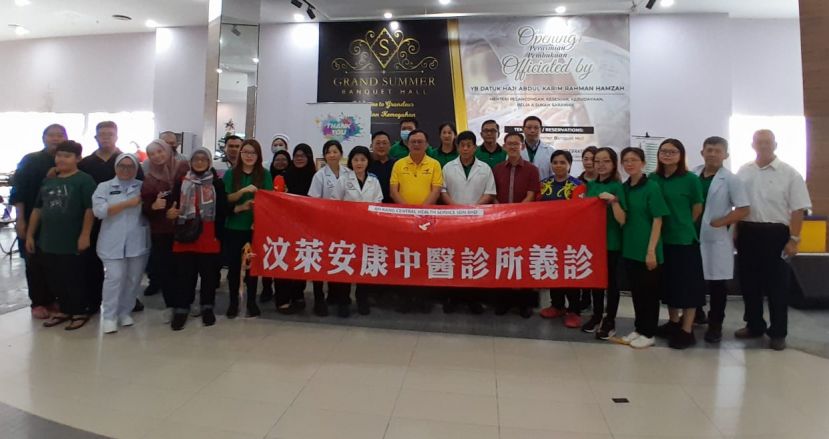 拿督罗克强（右9）受砂街头义工协会主席苏莉（右6起）、林当关怀委员会顾问薛华东、许国模医师联袂义诊医师及捐血筹委礼貌拜会合影。