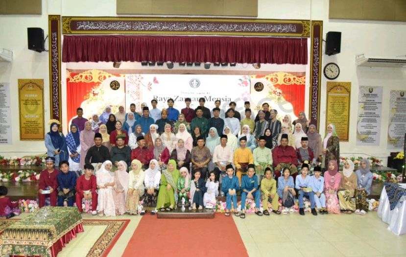 (坐者左6) 砂童军执行秘书扎斯兰阿都拉, (坐者右5)柏特拉再也童军总监莫哈末哈纳菲阿末与全体嘉宾及出席者一同合影留念，记录下这温馨而珍贵的时刻，为活动留下美好回忆。