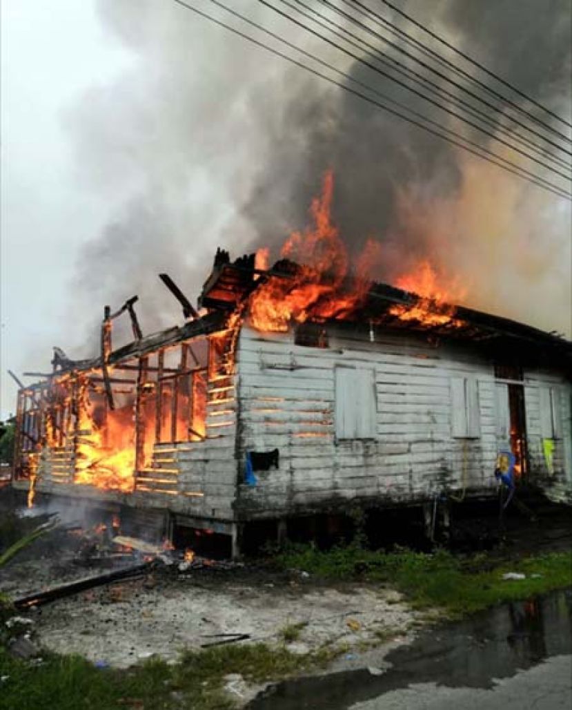 厦门路一排4 间木屋陷入火海。