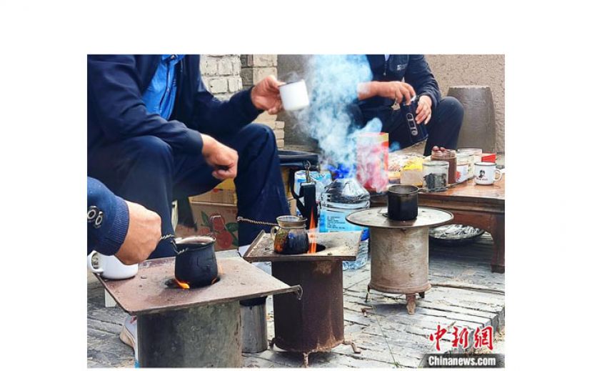 罐罐茶熬制现场。