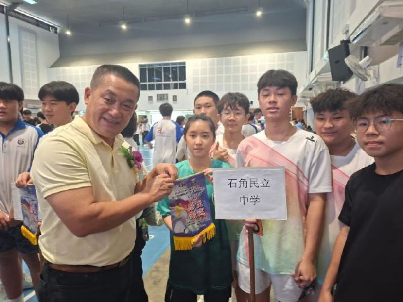 主宾施志豪（左）颁发感谢状予石角民立中学代表队时影。